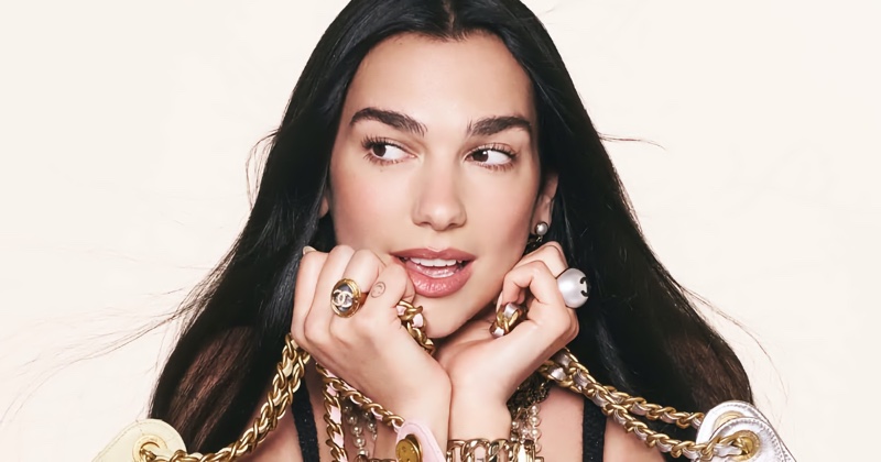 „Dua Lipa“ antraštės „Chanel's 25 Bag“ kampanija